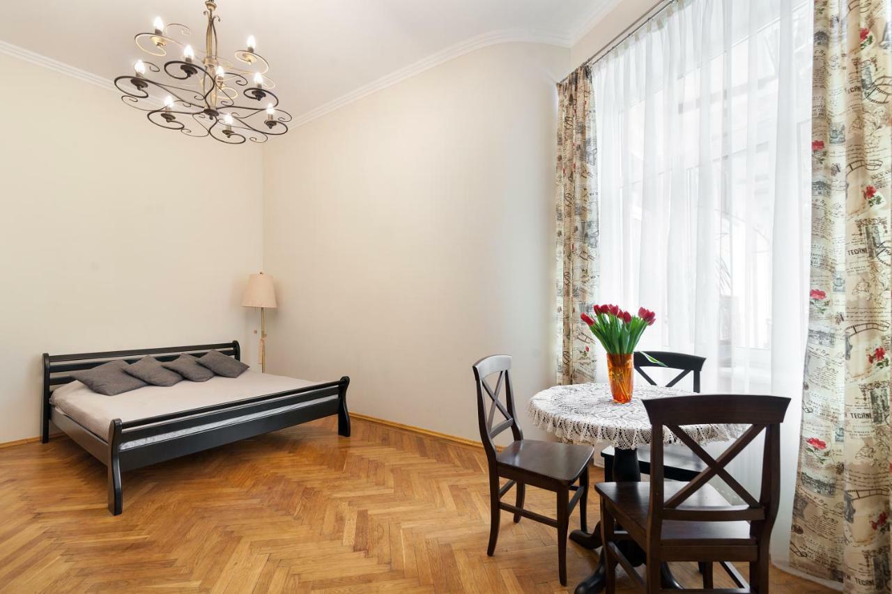 Apartments White House Лвив Екстериор снимка